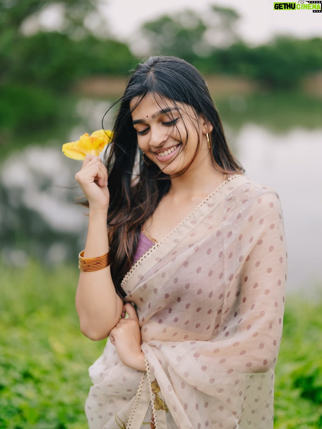 Ananthika Sanilkumar - 486.7K Likes - 💛🍃
:
Saree : @anasuyacouture 
  @sumaiya.alam 
📸 : @photosbyvishnu
