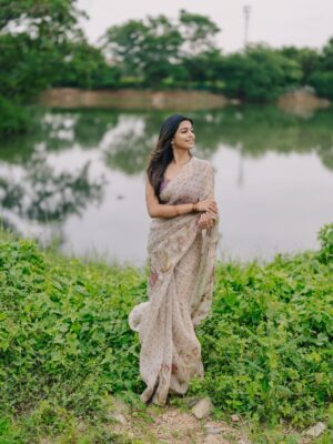 Ananthika Sanilkumar Instagram - 💛🍃
:
Saree : @anasuyacouture 
  @sumaiya.alam 
📸 : @photosbyvishnu