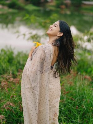 Ananthika Sanilkumar Instagram - 💛🍃
:
Saree : @anasuyacouture 
  @sumaiya.alam 
📸 : @photosbyvishnu