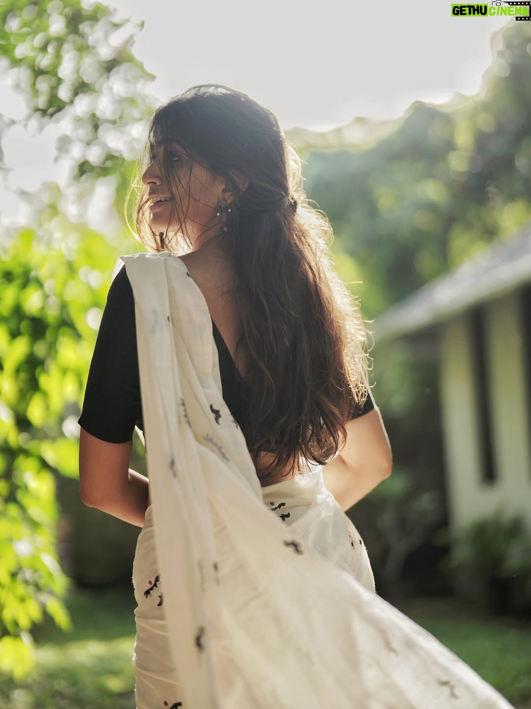 Ananthika Sanilkumar - 693.6K Likes - time paused.
just enough for me to feel again ✨
:
Saree : @thenmozhidesigns