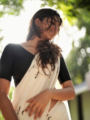 Ananthika Sanilkumar Instagram - time paused.
just enough for me to feel again ✨
:
Saree : @thenmozhidesigns