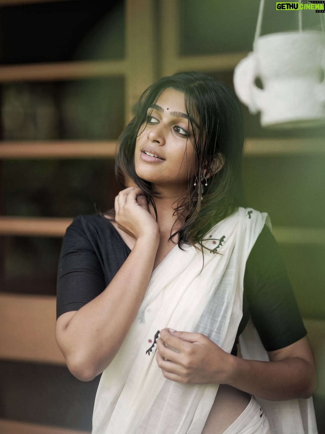 Ananthika Sanilkumar - 693.6K Likes - time paused.
just enough for me to feel again ✨
:
Saree : @thenmozhidesigns