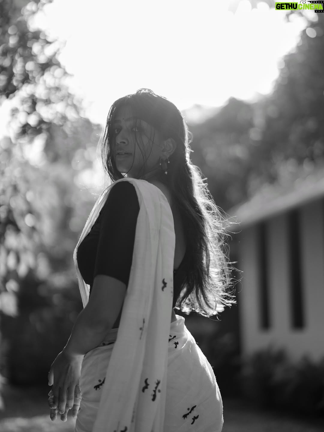 Ananthika Sanilkumar - 693.6K Likes - time paused.
just enough for me to feel again ✨
:
Saree : @thenmozhidesigns