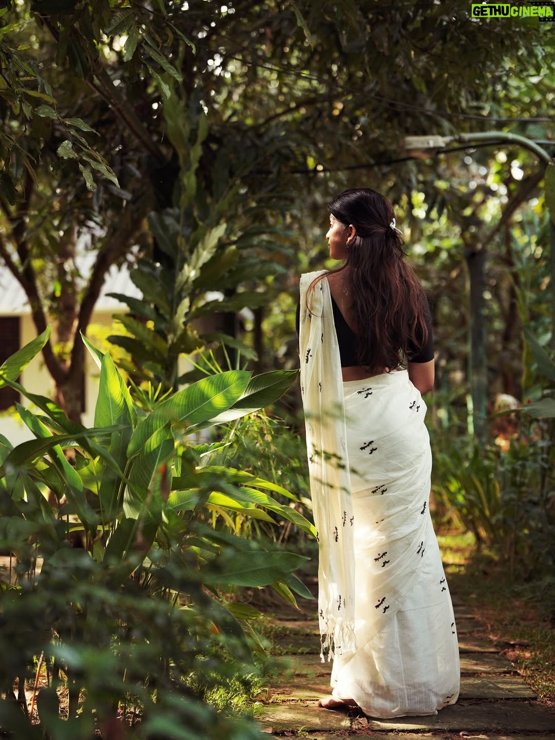 Ananthika Sanilkumar - 693.6K Likes - time paused.
just enough for me to feel again ✨
:
Saree : @thenmozhidesigns