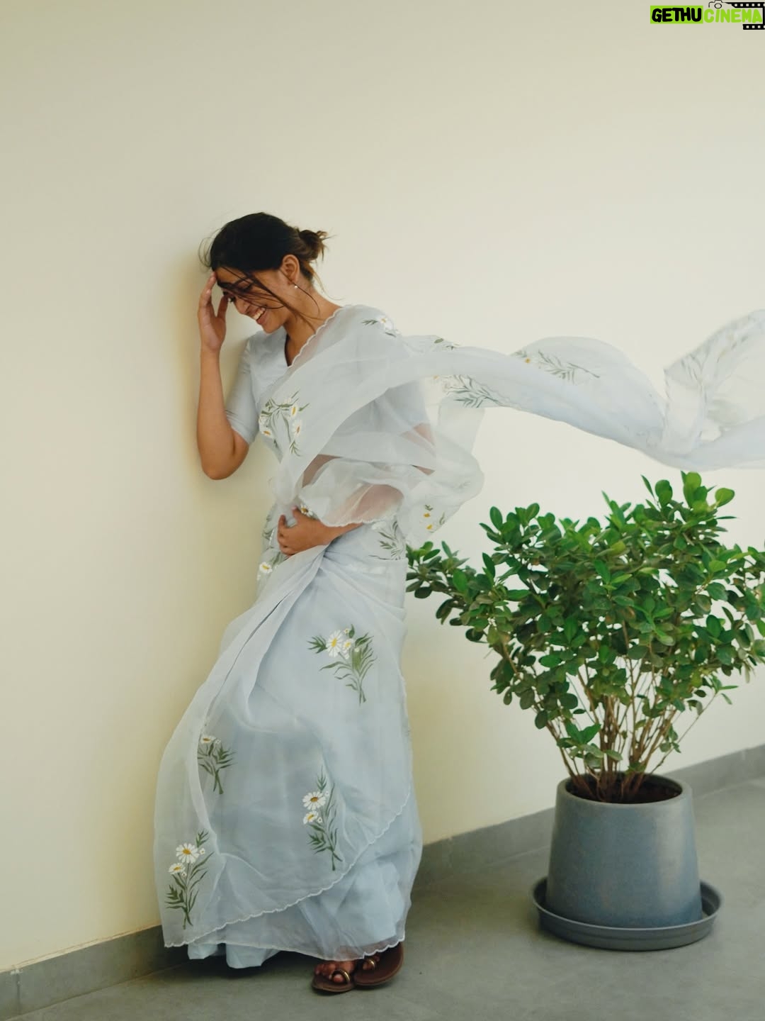 Ananthika Sanilkumar - 465.6K Likes - The breeze said,
“lemme help you pose” 😌🌬️
:
Saree : @rashmi_pinklabel 
Stylist: @sumaiya.alam 
Photography: @shotbykrshna
