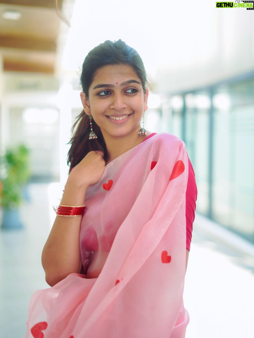 Ananthika Sanilkumar - 598.9K Likes - Too much heart in one heartbeat ❤️🫶🏼
:
Saree : @rashmi_pinklabel 
Stylist : @sumaiya.alam 
📸 : @whoisbala