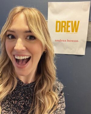 Andrea Bowen Instagram - Some nyc moments!

1. @thedrewbarrymoreshow!!
2. Ee!!
3. @bosbagels unique slicing technique
4. @delish test kitchen dreams 🍎
5. 🪥🪥🪥
6. @trudysicecream swirly girly