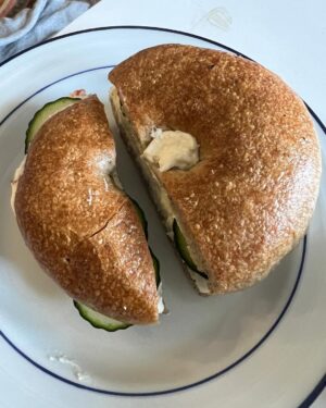 Andrea Bowen Instagram - Some nyc moments!

1. @thedrewbarrymoreshow!!
2. Ee!!
3. @bosbagels unique slicing technique
4. @delish test kitchen dreams 🍎
5. 🪥🪥🪥
6. @trudysicecream swirly girly