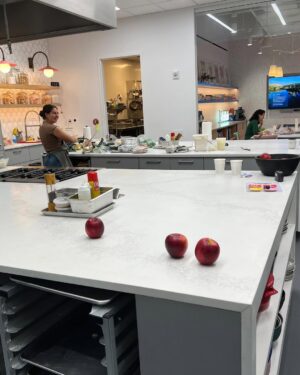 Andrea Bowen Instagram - Some nyc moments!

1. @thedrewbarrymoreshow!!
2. Ee!!
3. @bosbagels unique slicing technique
4. @delish test kitchen dreams 🍎
5. 🪥🪥🪥
6. @trudysicecream swirly girly