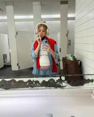 Andrea Bowen Instagram - Some nyc moments!

1. @thedrewbarrymoreshow!!
2. Ee!!
3. @bosbagels unique slicing technique
4. @delish test kitchen dreams 🍎
5. 🪥🪥🪥
6. @trudysicecream swirly girly