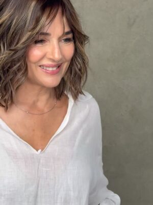 Andrea Frigerio Instagram - Desde que era muy chica siempre me gustó jugar a ser otra, crear distintos personajes. Me acuerdo que mi mamĆ” tenĆa pelucas, ropa canchera y divertida y si se iba de viaje unos dĆas yo me metĆa en su ropero sin permiso y me transformaba.
Me acuerdo que un dĆa fui a caminar con mi abuelo con tacos , peluca y toda pintada. Nos cruzĆ”bamos con vecinas que me miraban y se reĆan, despuĆ©s le contaron todo a mi mamĆ” que casi me mata jjjaja tenĆa solo 9 aƱos!
Sigo siendo la misma pero ahora lo hago para crear los personajes para mis pelĆculas.
En @pelucasmericell encontré una gran aliada . Un lugar tan especial como su creadora, Celia. Todas las mujeres que llegan a Mericell por distintos motivos se encuentran con un equipo extraordinario. La amorosidad, la contención y la pasión por hacer que todas nos veamos mÔs lindas es emocionante.
Les comparto solo algunos de los looks de la campaƱa de esta temporada.
Siempre conmigo @elviobichi
El make up de @mauriciocamilomaquillador
Divino dĆa de trabajoš¦