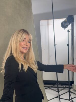 Andrea Frigerio Instagram - Desde que era muy chica siempre me gustó jugar a ser otra, crear distintos personajes. Me acuerdo que mi mamĆ” tenĆa pelucas, ropa canchera y divertida y si se iba de viaje unos dĆas yo me metĆa en su ropero sin permiso y me transformaba.
Me acuerdo que un dĆa fui a caminar con mi abuelo con tacos , peluca y toda pintada. Nos cruzĆ”bamos con vecinas que me miraban y se reĆan, despuĆ©s le contaron todo a mi mamĆ” que casi me mata jjjaja tenĆa solo 9 aƱos!
Sigo siendo la misma pero ahora lo hago para crear los personajes para mis pelĆculas.
En @pelucasmericell encontré una gran aliada . Un lugar tan especial como su creadora, Celia. Todas las mujeres que llegan a Mericell por distintos motivos se encuentran con un equipo extraordinario. La amorosidad, la contención y la pasión por hacer que todas nos veamos mÔs lindas es emocionante.
Les comparto solo algunos de los looks de la campaƱa de esta temporada.
Siempre conmigo @elviobichi
El make up de @mauriciocamilomaquillador
Divino dĆa de trabajoš¦