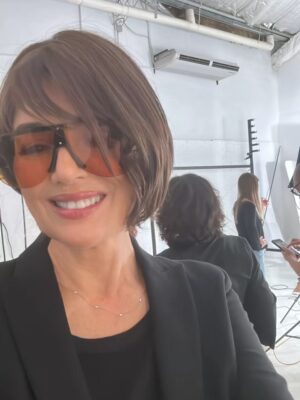 Andrea Frigerio Instagram - Desde que era muy chica siempre me gustó jugar a ser otra, crear distintos personajes. Me acuerdo que mi mamĆ” tenĆa pelucas, ropa canchera y divertida y si se iba de viaje unos dĆas yo me metĆa en su ropero sin permiso y me transformaba.
Me acuerdo que un dĆa fui a caminar con mi abuelo con tacos , peluca y toda pintada. Nos cruzĆ”bamos con vecinas que me miraban y se reĆan, despuĆ©s le contaron todo a mi mamĆ” que casi me mata jjjaja tenĆa solo 9 aƱos!
Sigo siendo la misma pero ahora lo hago para crear los personajes para mis pelĆculas.
En @pelucasmericell encontré una gran aliada . Un lugar tan especial como su creadora, Celia. Todas las mujeres que llegan a Mericell por distintos motivos se encuentran con un equipo extraordinario. La amorosidad, la contención y la pasión por hacer que todas nos veamos mÔs lindas es emocionante.
Les comparto solo algunos de los looks de la campaƱa de esta temporada.
Siempre conmigo @elviobichi
El make up de @mauriciocamilomaquillador
Divino dĆa de trabajoš¦