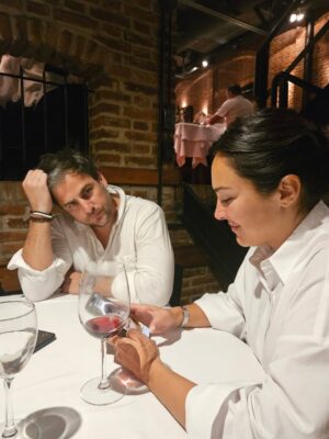Andrea Frigerio Instagram - AsĆ arrancó mi cumpleaƱos en familia, gracias mi amor @lucasbocchino por tantos cumpleaƱos felices . Gracias a mis amados hijos @tomas_frigerio y @finibocchino por haberme elegido como mamĆ”, son mi vida. Gracias a mis hijos prestados @feficouture y @conradodellacqua por compartir la vida conmigo cada dĆa los quiero mĆ”s y mĆ”s.
Gracias #Olita & #ramón ( ausentes con aviso) por su amorosidad conmigo siempre y dejo para el final a #Jachu que es la mĆ”s chiquita, la alegrĆa de la familia, la mĆ”s divertida y loquita y la que me hizo el regalo mĆ”s lindo de todos. Una pulserita con mi nombre. Gracias Jachulina de mi ā„ļø
Este cumpleaƱos sigueā¦ā¦ jjjajaja falta mucho!
Que linda es la vida con la familia y las amigasā„ļøā„ļøā„ļøā„ļø