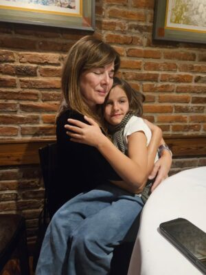 Andrea Frigerio Instagram - AsĆ arrancó mi cumpleaƱos en familia, gracias mi amor @lucasbocchino por tantos cumpleaƱos felices . Gracias a mis amados hijos @tomas_frigerio y @finibocchino por haberme elegido como mamĆ”, son mi vida. Gracias a mis hijos prestados @feficouture y @conradodellacqua por compartir la vida conmigo cada dĆa los quiero mĆ”s y mĆ”s.
Gracias #Olita & #ramón ( ausentes con aviso) por su amorosidad conmigo siempre y dejo para el final a #Jachu que es la mĆ”s chiquita, la alegrĆa de la familia, la mĆ”s divertida y loquita y la que me hizo el regalo mĆ”s lindo de todos. Una pulserita con mi nombre. Gracias Jachulina de mi ā„ļø
Este cumpleaƱos sigueā¦ā¦ jjjajaja falta mucho!
Que linda es la vida con la familia y las amigasā„ļøā„ļøā„ļøā„ļø