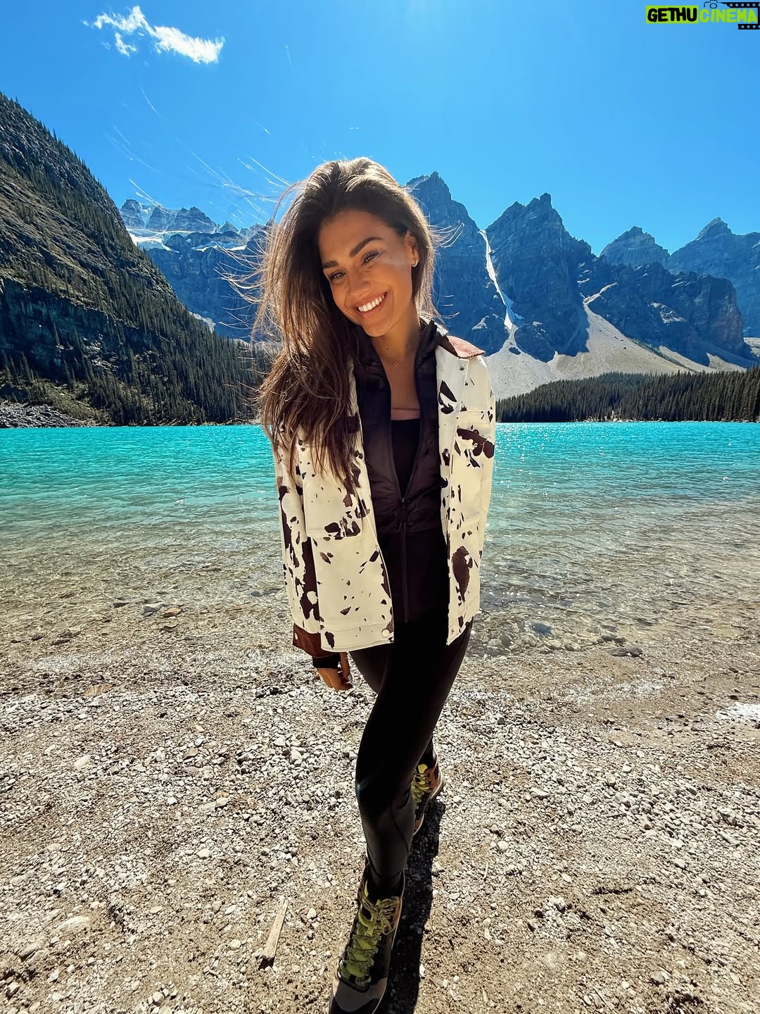 Andrea Kalousová - 9.8K Likes - 🏞️ Moraine Lake stole my heart. ✨ Sečteno podtrženo byla to ta nejmodřejší modrá ze všech! #MoraineLake #Canada