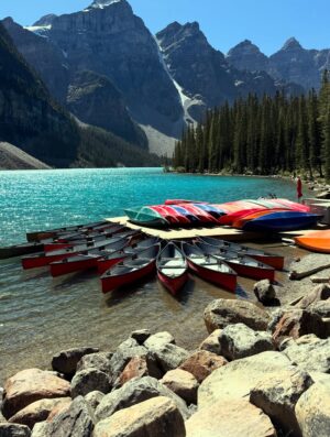 Andrea Kalousová Instagram - 🏞️ Moraine Lake stole my heart. ✨ Sečteno podtrženo byla to ta nejmodřejší modrá ze všech! #MoraineLake #Canada