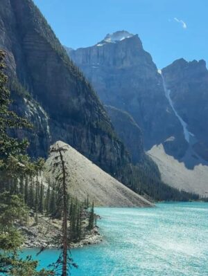 Andrea Kalousová Instagram - 🏞️ Moraine Lake stole my heart. ✨ Sečteno podtrženo byla to ta nejmodřejší modrá ze všech! #MoraineLake #Canada