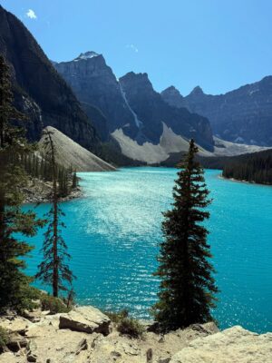 Andrea Kalousová Instagram - 🏞️ Moraine Lake stole my heart. ✨ Sečteno podtrženo byla to ta nejmodřejší modrá ze všech! #MoraineLake #Canada
