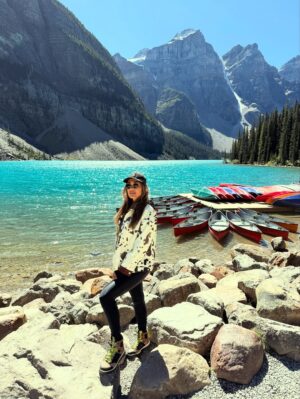 Andrea Kalousová Instagram - 🏞️ Moraine Lake stole my heart. ✨ Sečteno podtrženo byla to ta nejmodřejší modrá ze všech! #MoraineLake #Canada