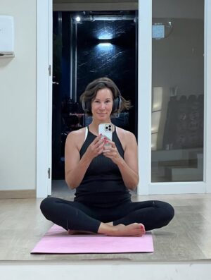 Andrea McLean Instagram - Stretched today in an empty room at the gym. I needed it as I’m feeling pretty crunchy after a few days travelling. My music of choice… Feeling nicely chilled now. Happy Saturday. 🩷😊