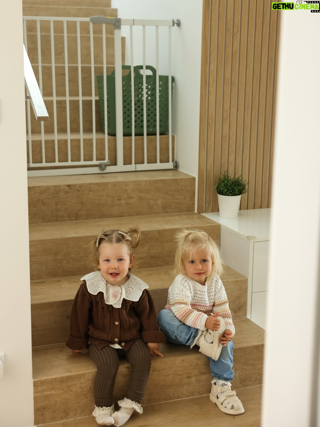 Andrea Sestini Hlaváčková - 1K Likes - Cuteness overload aneb jak naše holčičky třeba 5 sekund vydrží koukat na to, co s @soulphoto_prague tvoříme 😍 #lifewithmybea