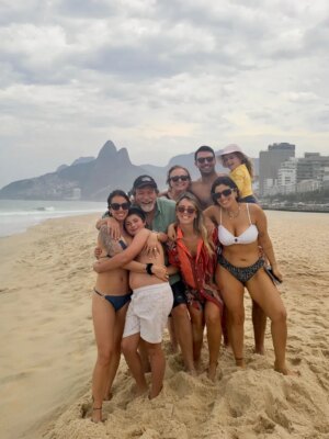 Andy Vila Instagram - En familia ♥️ Los amo!!

Lo q costó coordinar este viaje es directamente proporcional a lo que disfruto estar todos juntos😂

Gracias @jetsmart_uruguay impecable el viaje. Siempre ganas de volver 🇧🇷