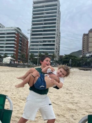 Andy Vila Instagram - En familia ♥️ Los amo!!

Lo q costó coordinar este viaje es directamente proporcional a lo que disfruto estar todos juntos😂

Gracias @jetsmart_uruguay impecable el viaje. Siempre ganas de volver 🇧🇷