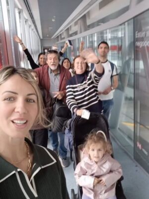 Andy Vila Instagram - En familia ♥️ Los amo!!
Lo q costó coordinar este viaje es directamente proporcional a lo que disfruto estar todos juntos😂
Gracias @jetsmart_uruguay impecable el viaje. Siempre ganas de volver 🇧🇷