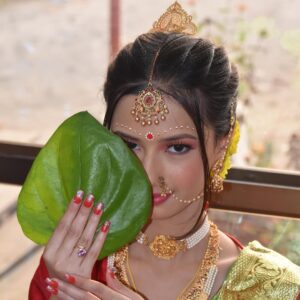 Aney Lepcha Instagram - MUA ❤️ @ishachetry123 & @tiluttama__laskar_momi
#bengalibridalmakeup#makeup#aneylepcha #assamindia