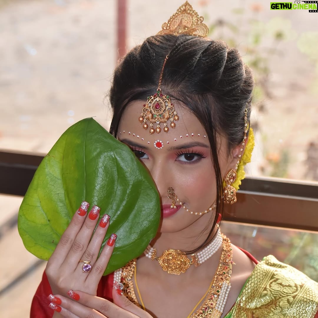 Aney Lepcha - 11.8K Likes - MUA ❤️ @ishachetry123 & @tiluttama__laskar_momi 
#bengalibridalmakeup#makeup#aneylepcha #assamindia