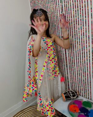 Angel Elena Instagram - Wishing you all a very happy holi ❤️
#holi#rang#festival #colourful #holihai#newpost#holivibes #indian#festivals #ethenicwear