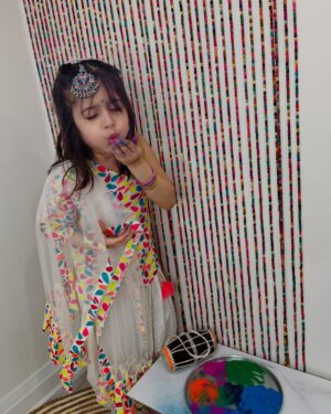 Angel Elena Instagram - Wishing you all a very happy holi ❤️
#holi#rang#festival #colourful #holihai#newpost#holivibes #indian#festivals #ethenicwear