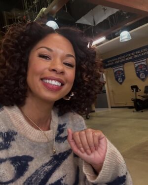 Angel Parker Instagram - The @cwallamerican season 7 finale is tonight. What a wonderful show to be part of. Thank you @osyikhile @thenatemcintyre for being incredible scene partners and especially to boss lady @kech99 for the opportunity. You have one of the best crews (with the best vibes:) in the business. #FilmedinLA 
Please join us all in rooting for The Jeremys/ Bakers/ Crenshaw/ Beverly and a S8 tonight! on @thecw 🏈 THANK YOU 🙏🏾