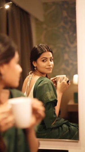 Angelin B Instagram - 💚🧿

#angelin #new #trendingreel #trending #song #sareereel #minnalvala