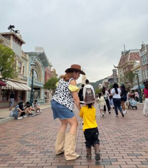 Angeline Quinto Instagram - Happiest birthday, Kuya Sylvio, at the happiest place on Earth! 😍 
Please stay sweet and makulit🤣
Hindi magsasawa si Mama na alagaan ka. 
 I love you sooo mucchhhhh @sylvioandsylvia ❤️