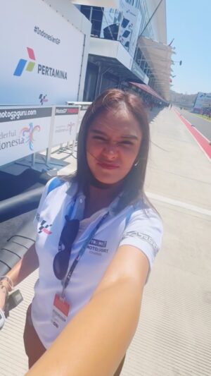 Angie Ang Instagram - Enjoy #indonesianGP 🤌🏼 
Berharap wet race atau dry race? 😋
Besok kita tebak-tebakan podium ya habis sprint race 😆