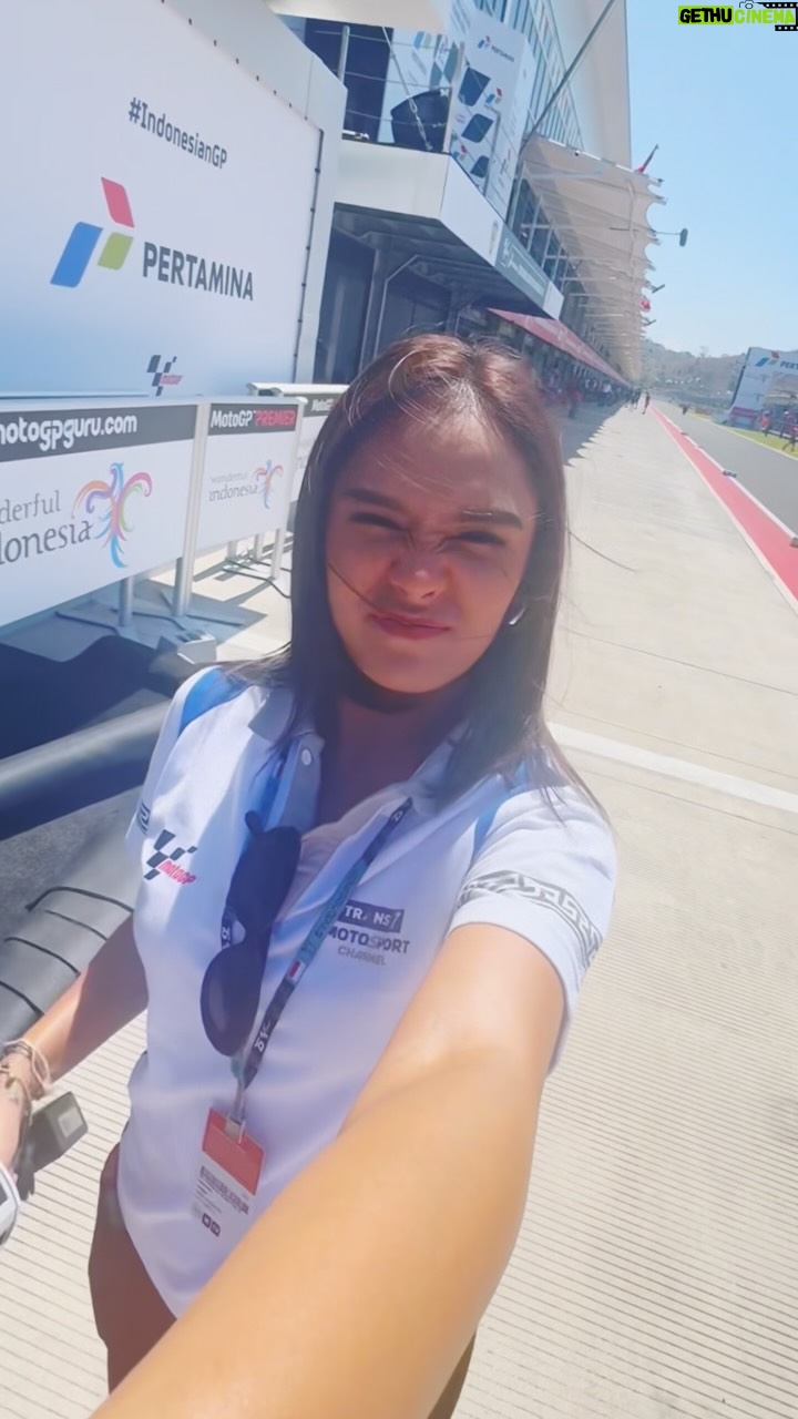 Angie Ang - 12.1K Likes - Enjoy #indonesianGP 🤌🏼 
Berharap wet race atau dry race? 😋
Besok kita tebak-tebakan podium ya habis sprint race 😆