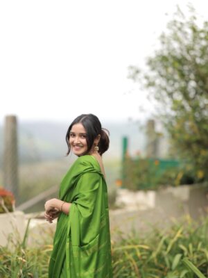 Anikha Instagram - Serving mallu girl in the front, shivering in the back.
ooty was too cold-

@alkas_bridal