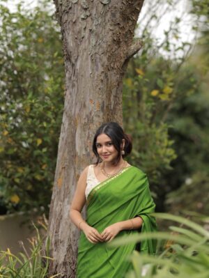 Anikha Instagram - Serving mallu girl in the front, shivering in the back.
ooty was too cold-

@alkas_bridal