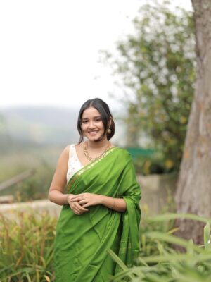 Anikha Instagram - Serving mallu girl in the front, shivering in the back.
ooty was too cold-

@alkas_bridal