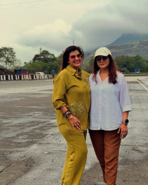 Anisha Hinduja Instagram - Happy birthday to my best friend, my partner in crime, and the peanut butter to my jelly. Love you more than words can say!” 
“Another year, another adventure with my favorite person @ushabachani4 ❤️❤️❤️❤️❤️💐Happy birthday to the one who makes every day brighter!” 

#birthday #wishes #partytime #friends #forever #insta #instagram #fun #grateful