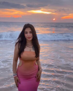 Anisha Mishra Instagram - Hey Sun , don’t steal my spotlight ✨