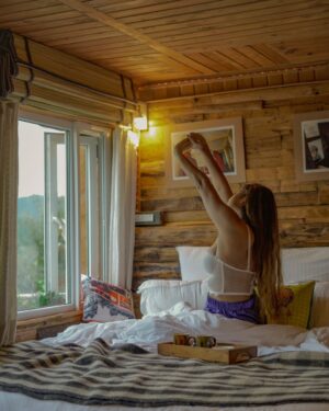 Anisha Sahai Instagram - manifesting mornings like this 🌬️🌧️☀️🌈✨
📍@meenabaghhomes
📸 @vaiibhavsachdeva