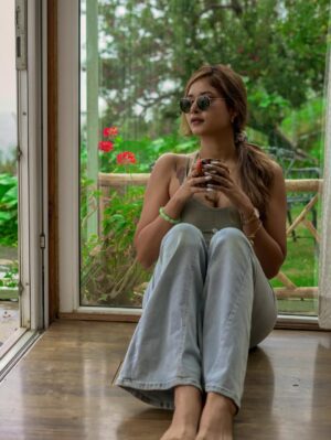 Anisha Sahai Instagram - A soft chapter, tucked in green 🌲🌧️⛰️🍎🌳 

📸 @vaiibhavsachdeva