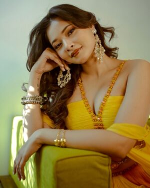 Anisha Sahai Instagram - soft petals, fierce roots 🌿💛⚡️ 

wearing @hani.s_official 
shot by @sumitclickography