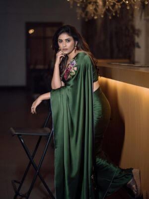 Anjali Instagram - Glam ✨

Saree - @bhargavikunam
Stylist - @raji.raaga09
Jewellery - @kalyanjewellers_official 
Photography - @johnferriphotography 
Assisted by- @sirichandana_medi 
M&H - @mua_vijisharath 

#glam #saree #love #elegance #vibes #happy #sunday