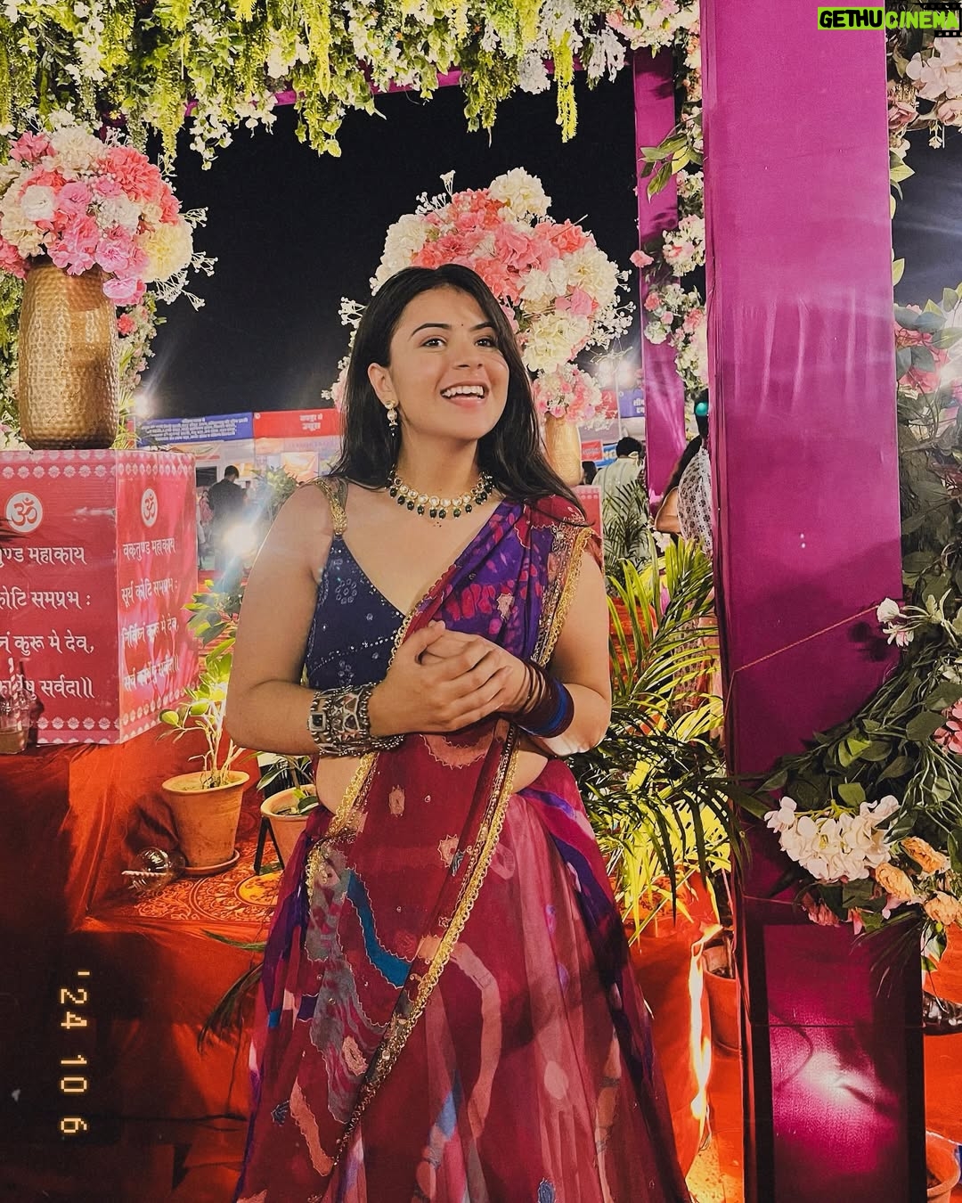 Anjali Kaushik - 8K Likes - Kal main Mansarovar gayi thi garba night ke liye, aur maine drape ki apni mummy ki saari ke niche apni vrindavan se layi huyi underskirt. Iykyk Mera blouse @myzudio se tha aur jewellery @kunj.india & @moonandmei se, jiski wajah se mein chalti phirti morni lag rahi thi. wahaan ka mahaul dekh kar dil khush ho gaya—youth ki bheed, hasi-mazaak aur tyohar ki ladi lagne ki khushi alag. Bahot crazy dance kiya bhai meine toh maja aa gaya kasam se!

Yeh mera favorite time hai—dandiya night, roshni aur saj-dhaj ke lehenga-choli ka jadoo. Maine 9 din ke vrat rakhe the, lekin us raat itne saare khane ki variety dekh kar mujhe khud par control rakhna mushkil ho gaya! Dal bati, litti chokha, burger, pizza, fafda, jalebi, chaat—sab kuch tha, aur sab kuch itna tempting!

Best night ✨⭐️🧿💗🥹

#style #happy #photo #life #navratri2024 #insta #cute #navratri #likesforlike #model #lehengacholi #travel #garbanight #explorepage #liker #girl #explore #selfie #india #beauty #k #lfl #trending #likeback #following #loveyourself #lifestyle #fashion #photoshoot #garba