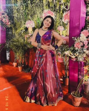Anjali Kaushik Instagram - Kal main Mansarovar gayi thi garba night ke liye, aur maine drape ki apni mummy ki saari ke niche apni vrindavan se layi huyi underskirt. Iykyk Mera blouse @myzudio se tha aur jewellery @kunj.india & @moonandmei se, jiski wajah se mein chalti phirti morni lag rahi thi. wahaan ka mahaul dekh kar dil khush ho gaya—youth ki bheed, hasi-mazaak aur tyohar ki ladi lagne ki khushi alag. Bahot crazy dance kiya bhai meine toh maja aa gaya kasam se!
Yeh mera favorite time hai—dandiya night, roshni aur saj-dhaj ke lehenga-choli ka jadoo. Maine 9 din ke vrat rakhe the, lekin us raat itne saare khane ki variety dekh kar mujhe khud par control rakhna mushkil ho gaya! Dal bati, litti chokha, burger, pizza, fafda, jalebi, chaat—sab kuch tha, aur sab kuch itna tempting!
Best night ✨⭐️🧿💗🥹
#style #happy #photo #life #navratri2024 #insta #cute #navratri #likesforlike #model #lehengacholi #travel #garbanight #explorepage #liker #girl #explore #selfie #india #beauty #k #lfl #trending #likeback #following #loveyourself #lifestyle #fashion #photoshoot #garba