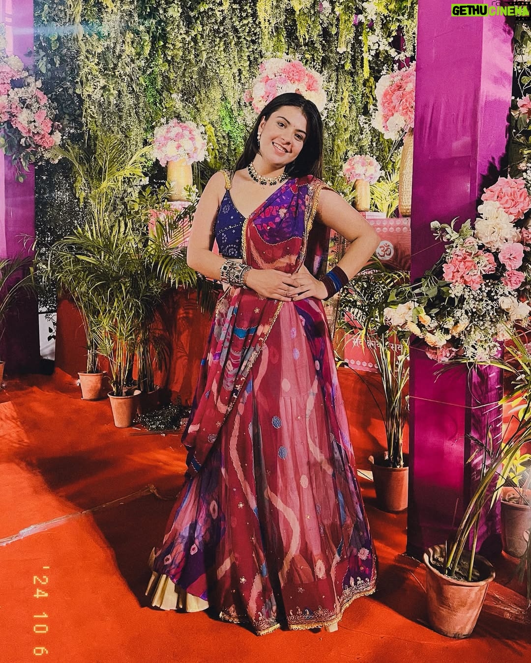 Anjali Kaushik - 8K Likes - Kal main Mansarovar gayi thi garba night ke liye, aur maine drape ki apni mummy ki saari ke niche apni vrindavan se layi huyi underskirt. Iykyk Mera blouse @myzudio se tha aur jewellery @kunj.india & @moonandmei se, jiski wajah se mein chalti phirti morni lag rahi thi. wahaan ka mahaul dekh kar dil khush ho gaya—youth ki bheed, hasi-mazaak aur tyohar ki ladi lagne ki khushi alag. Bahot crazy dance kiya bhai meine toh maja aa gaya kasam se!

Yeh mera favorite time hai—dandiya night, roshni aur saj-dhaj ke lehenga-choli ka jadoo. Maine 9 din ke vrat rakhe the, lekin us raat itne saare khane ki variety dekh kar mujhe khud par control rakhna mushkil ho gaya! Dal bati, litti chokha, burger, pizza, fafda, jalebi, chaat—sab kuch tha, aur sab kuch itna tempting!

Best night ✨⭐️🧿💗🥹

#style #happy #photo #life #navratri2024 #insta #cute #navratri #likesforlike #model #lehengacholi #travel #garbanight #explorepage #liker #girl #explore #selfie #india #beauty #k #lfl #trending #likeback #following #loveyourself #lifestyle #fashion #photoshoot #garba